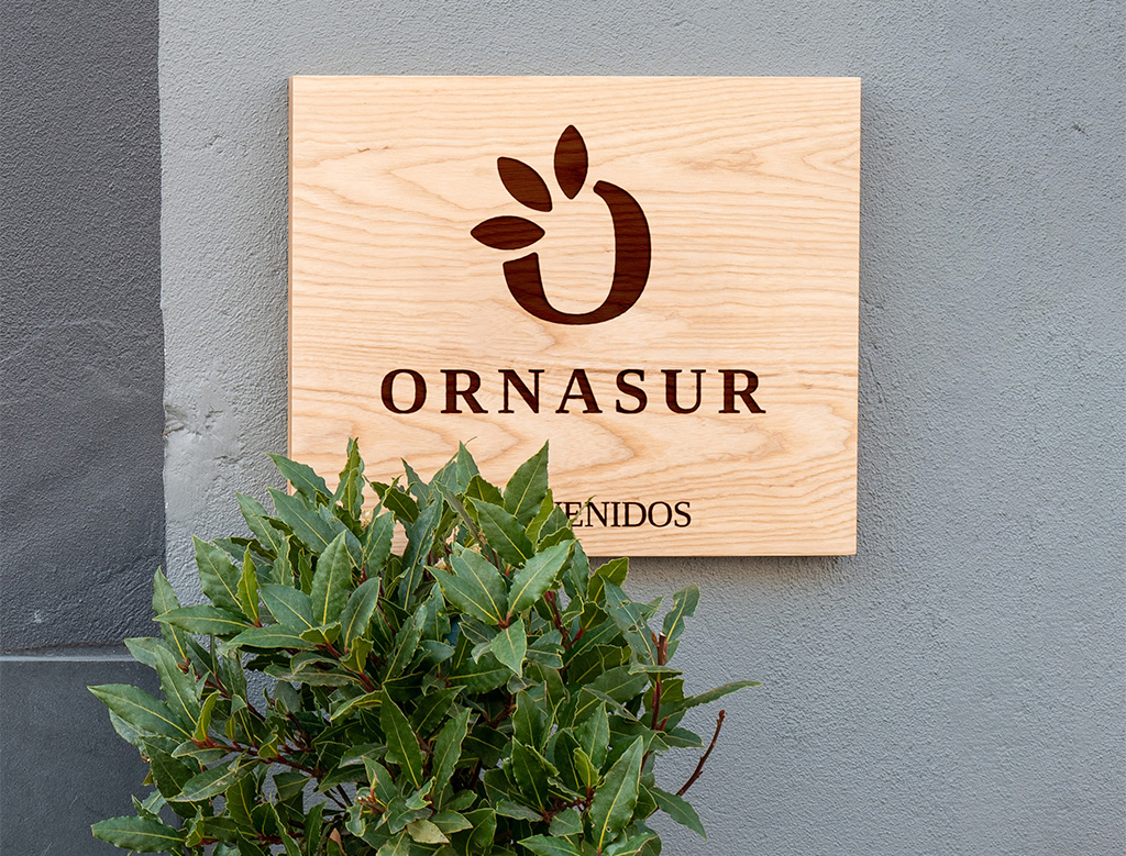 ornasur cartel exterior de madera
